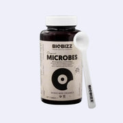 Biobizz Microbes – Organischer Mikrobiom-Booster in Flasche mit Messlöffel für gesunde Pflanzen.