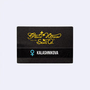 Kalashnikova feminisierte Samen von Green House Seeds, präsentiert in schwarzer Verpackung.